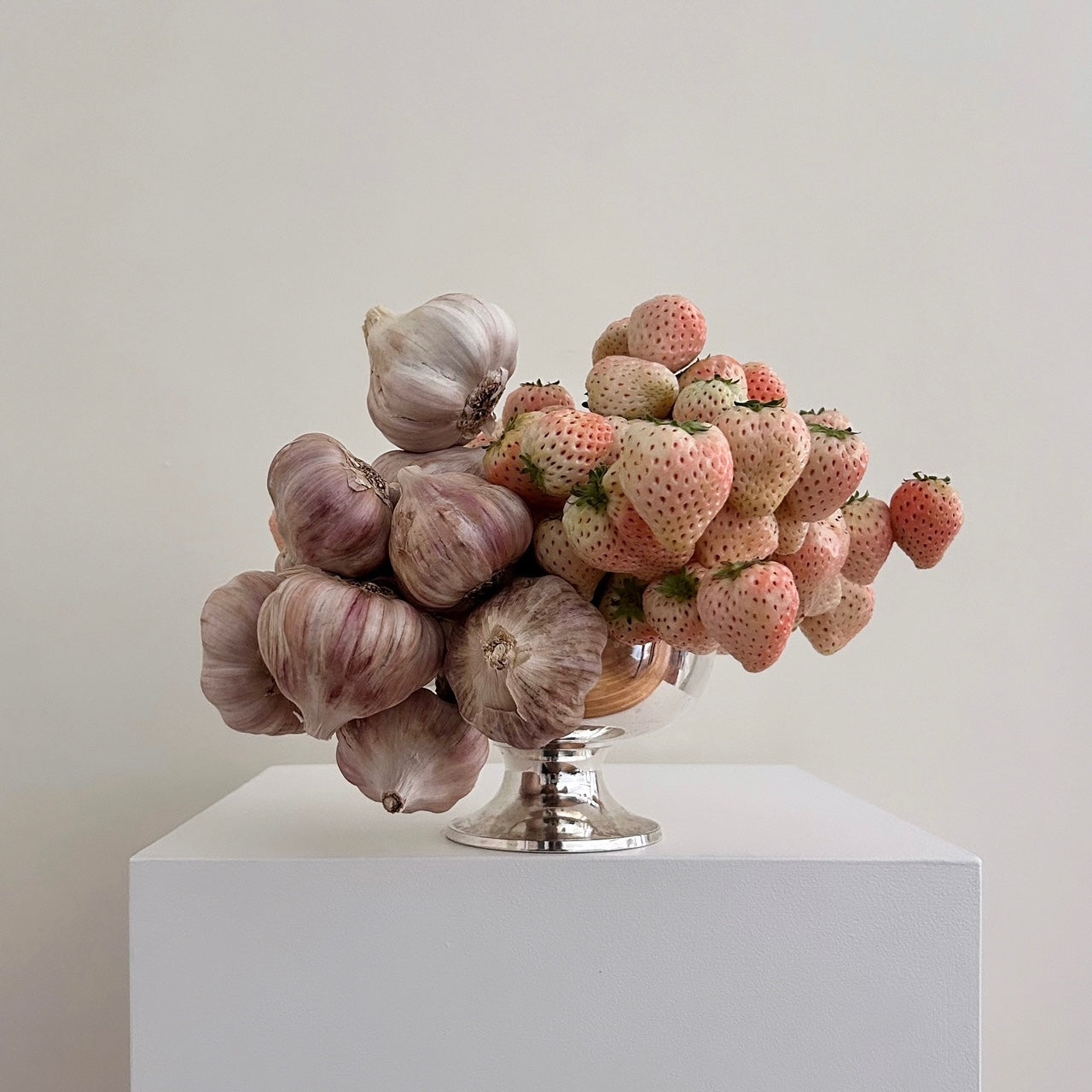 Photographie encadrée Ail et fraise – 40 × 40 cm — Joruniq